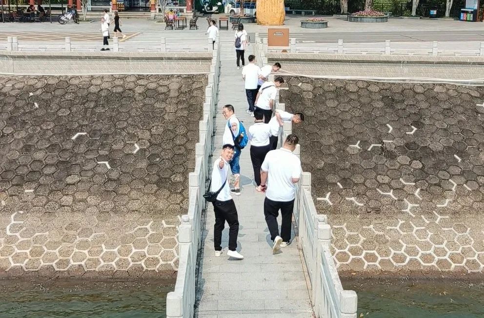 览红花湖美景，铸蓝柯路精神
